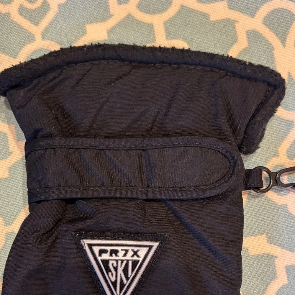 Black Insulated Winter Gloves